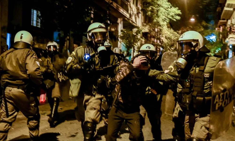 Εξάρχεια: Άγνωστοι επιτέθηκαν σε αστυνομικούς της ομάδας Δράσης - Τους πέταξαν όλοκληρη σκάλα